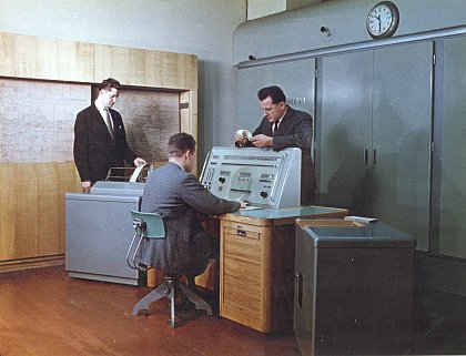 Der 1. Direktor Prof. Dr. Johannes Krötenheerdt hinter dem Steuerpult, die Wartungsingenieure Helmut Schiede am Steuerpult und Ernst Menschekowski am Druckwerk.